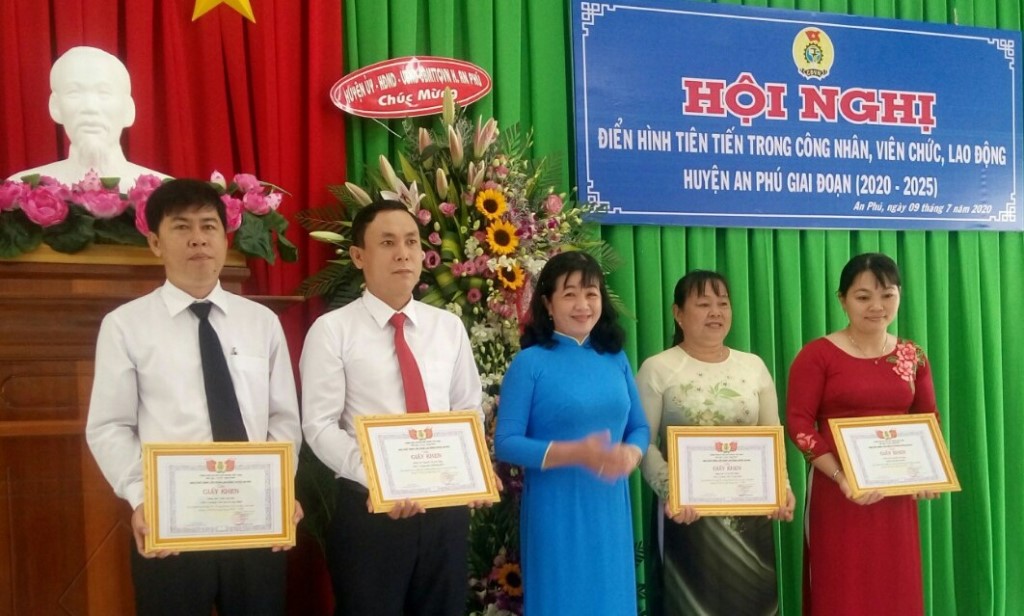 Tôn vinh các điển hình, cổ vũ phong trào thi đua