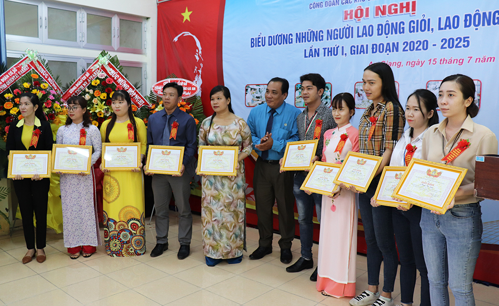 Công đoàn các Khu Công nghiệp tỉnh biểu dương người lao động giỏi