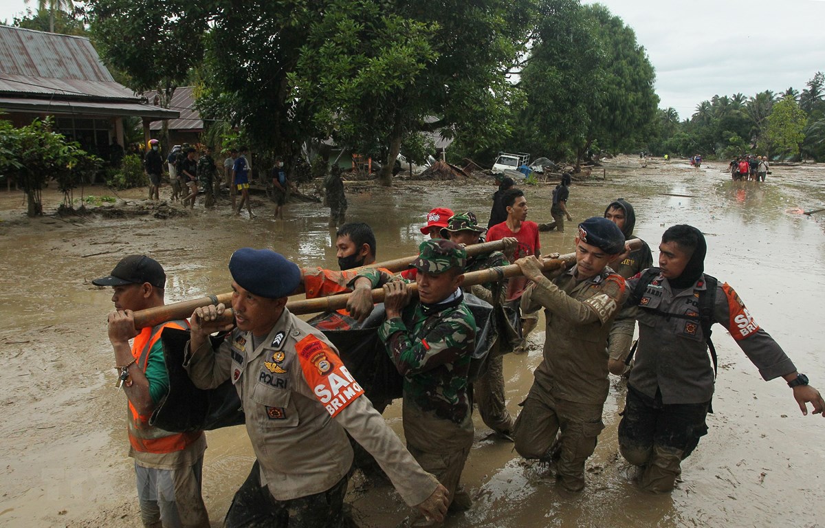 Lũ lụt tại Indonesia khiến 15 người chết và hàng chục người mất tích