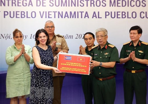 Bộ Quốc phòng trao tặng vật tư y tế hỗ trợ Cuba phòng, chống COVID-19