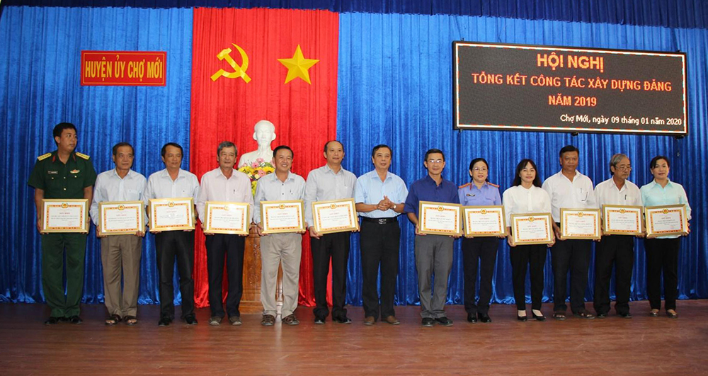 Chợ Mới biểu dương, tôn vinh những điển hình tiên tiến trong phong trào thi đua yêu nước
