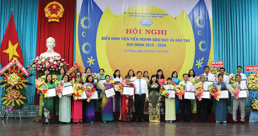Điển hình trong phong trào thi đua ngành giáo dục