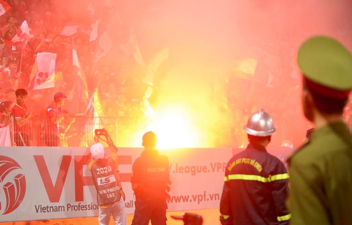 Hà Nội FC và Hải Phòng chịu cùng án phạt vì sự cố pháo sáng