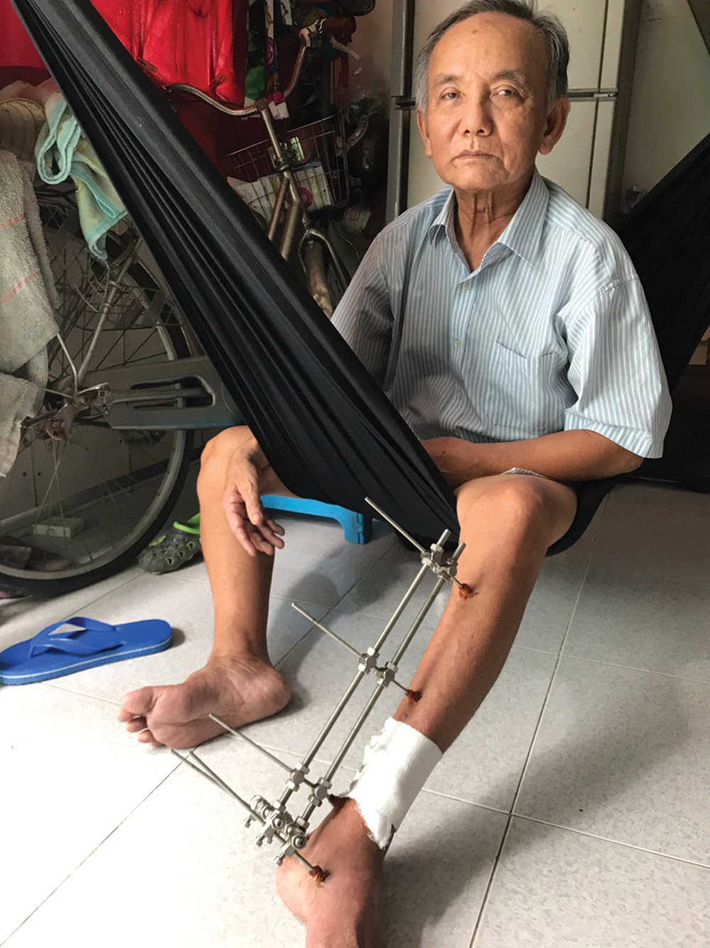 Cảnh đau bệnh đáng thương của 2 cha con