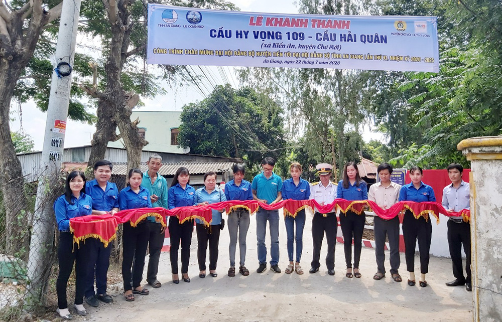 Khởi công và khánh thành 4 cây cầu Hy vọng -"Nâng bước em đến trường"