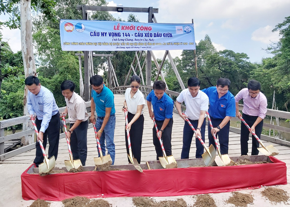 Khởi công và khánh thành 4 cây cầu Hy vọng -"Nâng bước em đến trường"