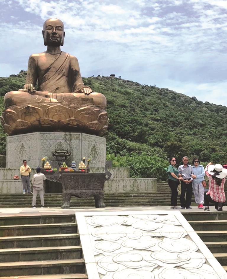 Về đỉnh thiêng Yên Tử tìm bóng hiền nhân