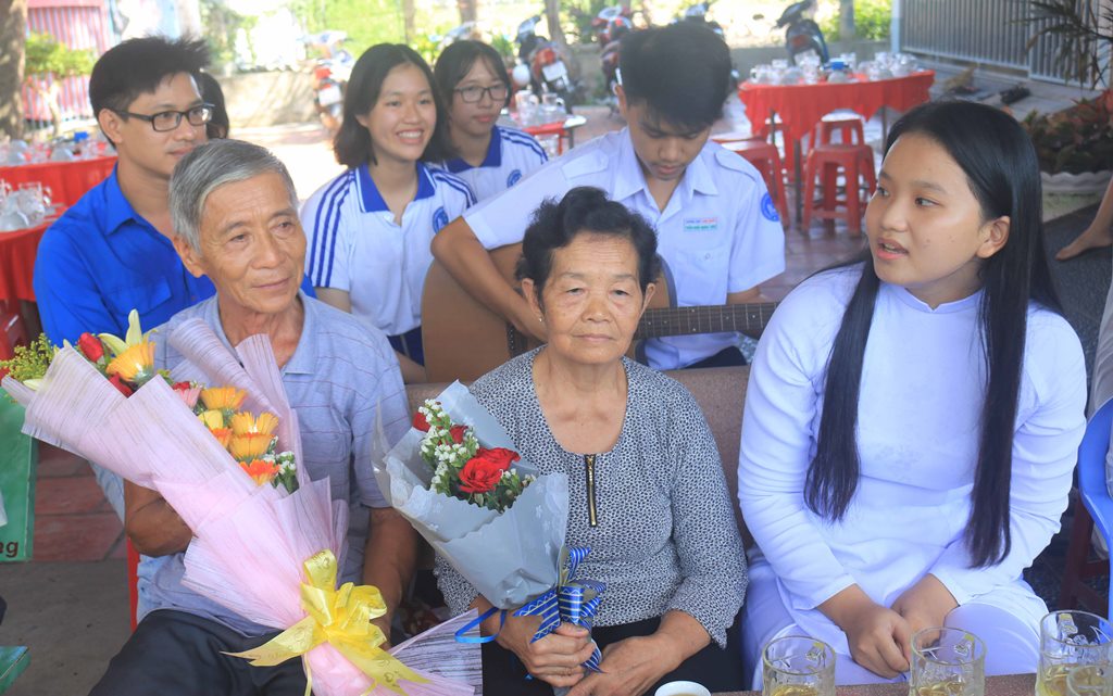 Mâm giỗ liệt sĩ ở nhà ông hai Trí