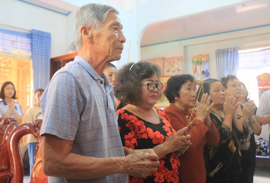 Mâm giỗ liệt sĩ ở nhà ông hai Trí