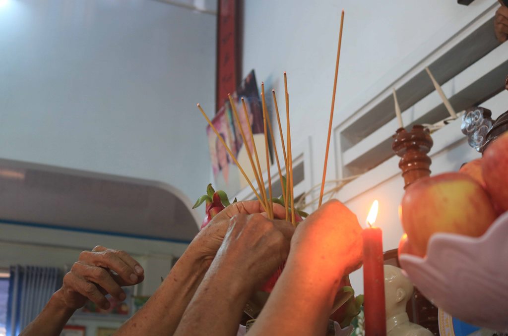 Mâm giỗ liệt sĩ ở nhà ông hai Trí