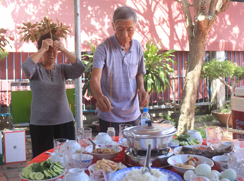 Mâm giỗ liệt sĩ ở nhà ông hai Trí