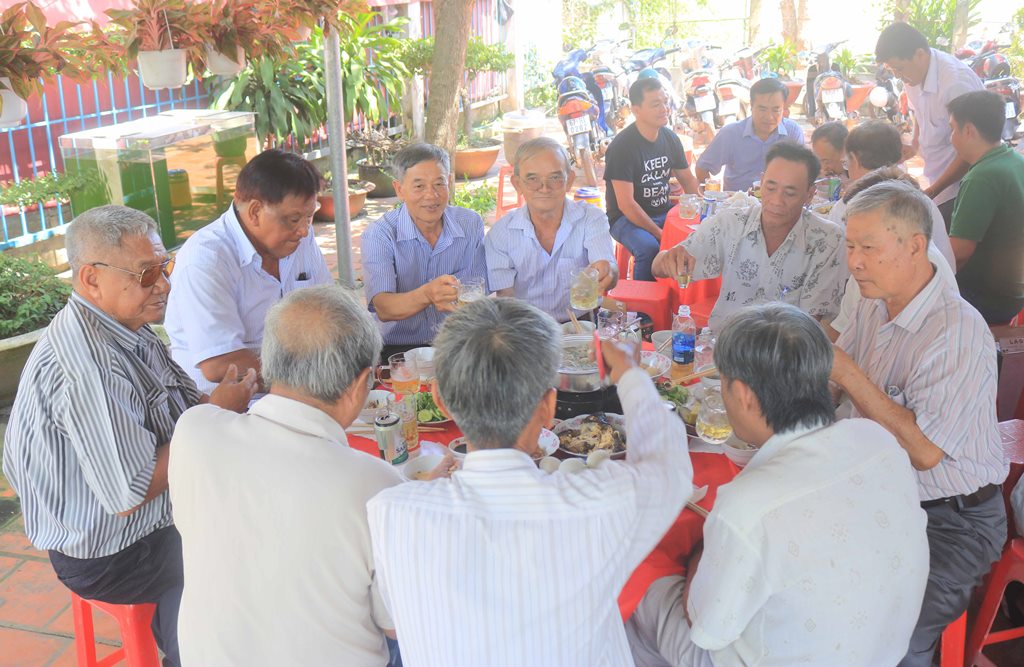Mâm giỗ liệt sĩ ở nhà ông hai Trí