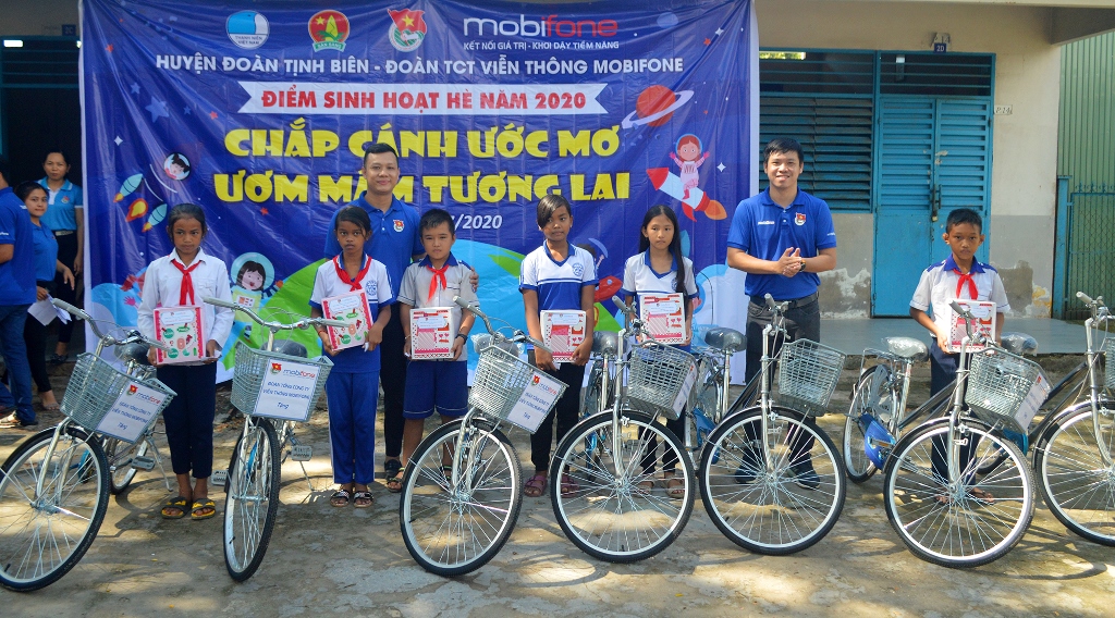 Trao xe đạp và quà cho học sinh nghèo vượt khó  Báo Thái Bình điện tử