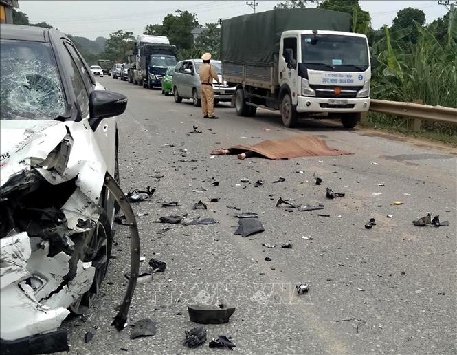 Ô tô va chạm với xe máy và gây tai nạn liên hoàn làm một người tử vong