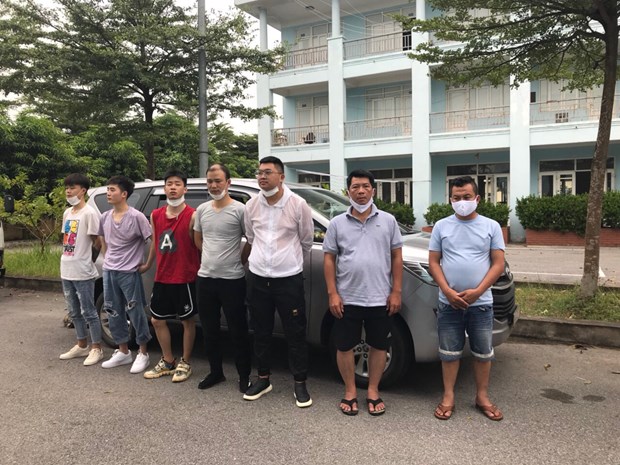 Cảnh sát giao thông phát hiện 5 người Trung Quốc nhập cảnh trái phép