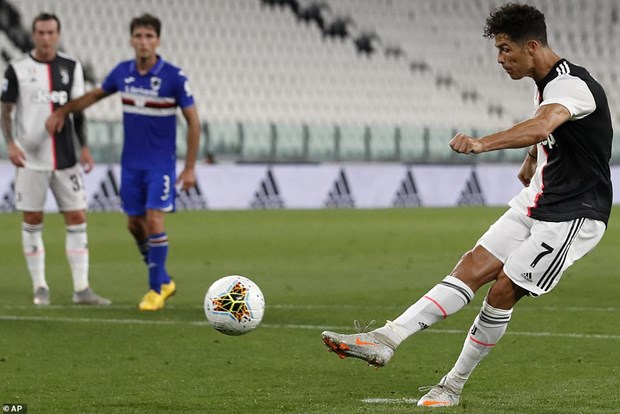 Ronaldo tỏa sáng giúp Juventus vô địch Serie A sớm hai vòng đấu