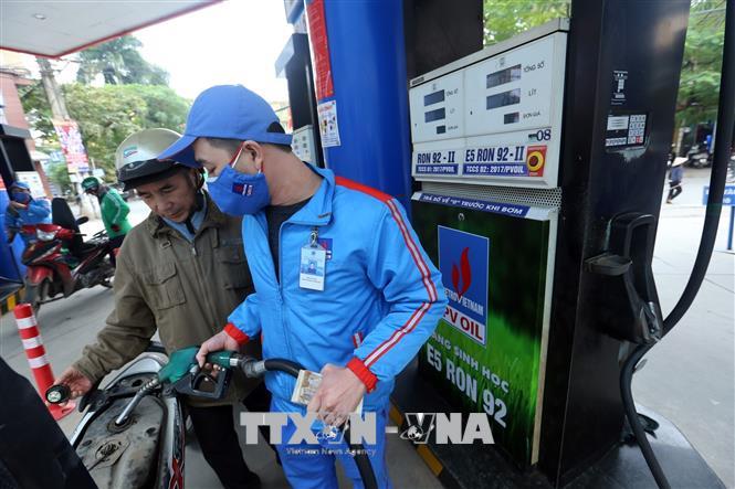 Giá xăng E5RON92 tăng nhẹ 150 đồng/lít