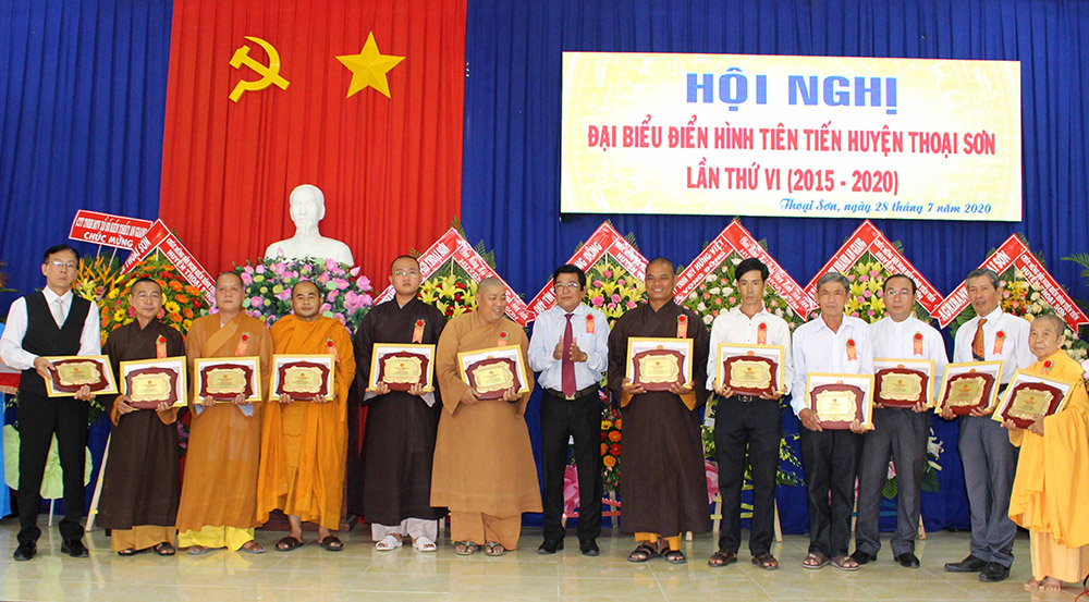 Nhiều tập thể, cá nhân được khen thưởng trong các phong trào thi đua yêu nước huyện Thoại Sơn giai đoạn 2015 – 2020