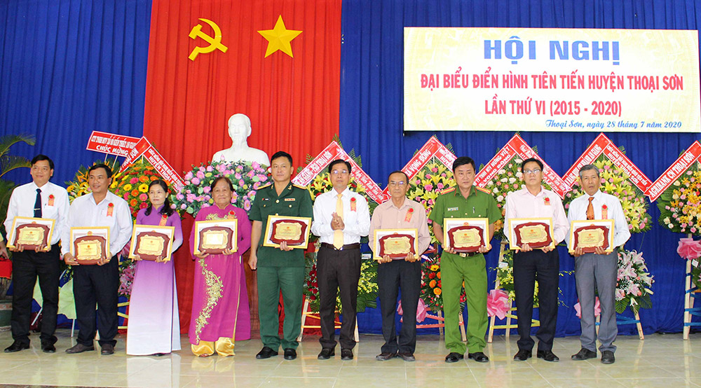 Nhiều tập thể, cá nhân được khen thưởng trong các phong trào thi đua yêu nước huyện Thoại Sơn giai đoạn 2015 – 2020