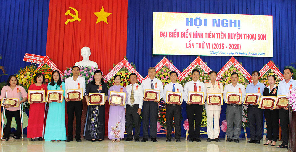 Nhiều tập thể, cá nhân được khen thưởng trong các phong trào thi đua yêu nước huyện Thoại Sơn giai đoạn 2015 – 2020