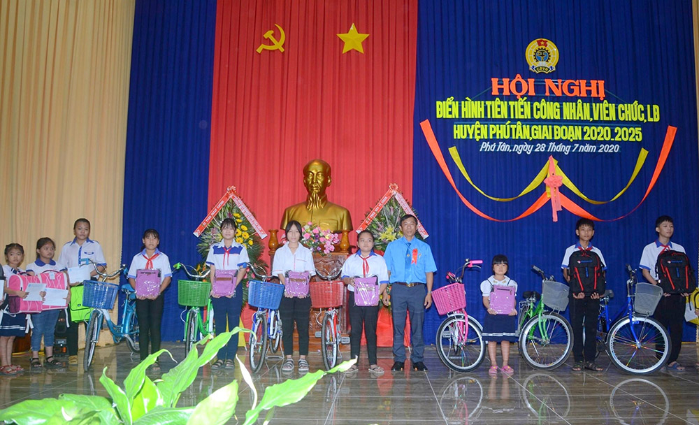 Hội nghị điển hình tiên tiến công nhân, viên chức, lao động huyện Phú Tân