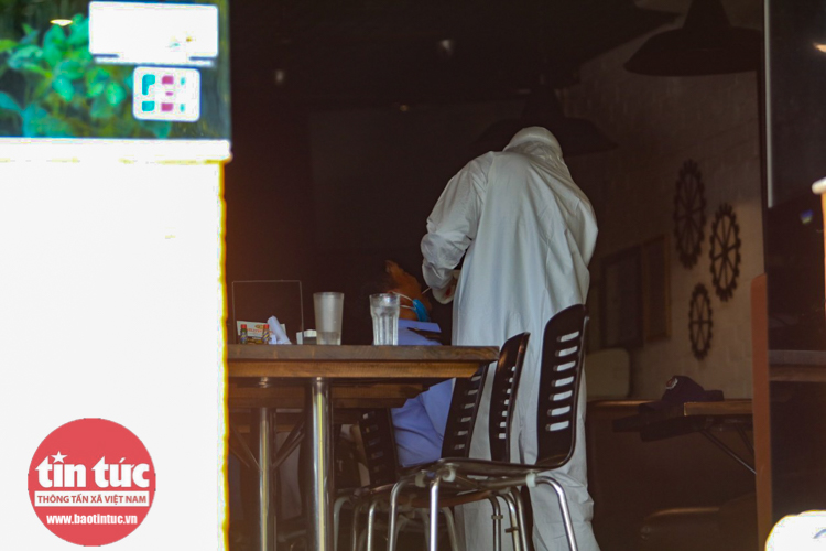 Hà Nội phong toả cửa hàng Pizza vì 1 người nghi mắc COVID-19