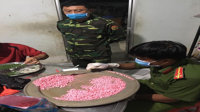 Long An: Bắt 2 đối tượng tàng trữ hơn 10kg ma túy ở biên giới