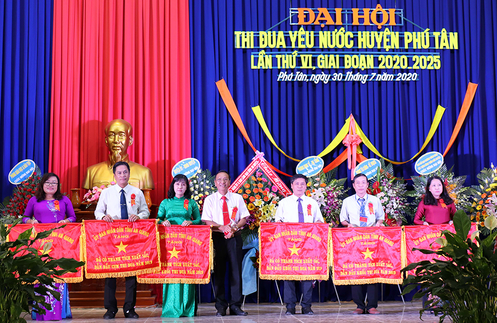 Đại hội Thi đua yêu nước huyện Phú Tân lần VI