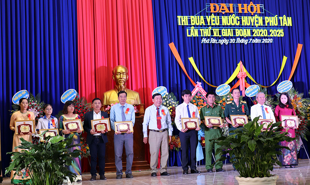Đại hội Thi đua yêu nước huyện Phú Tân lần VI