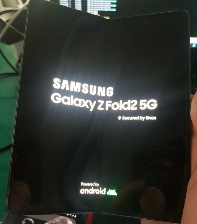 Smartphone màn hình gập thế hệ mới của Samsung lần đầu lộ ảnh thực tế