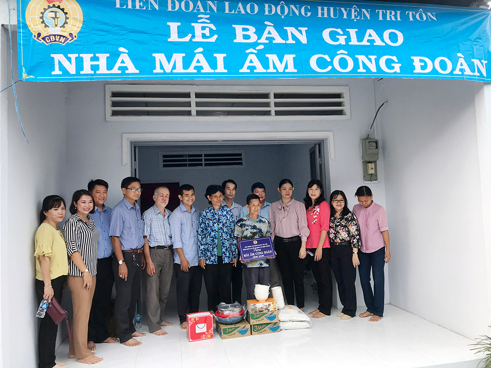 Tri Tôn bàn giao Mái ấm Công đoàn