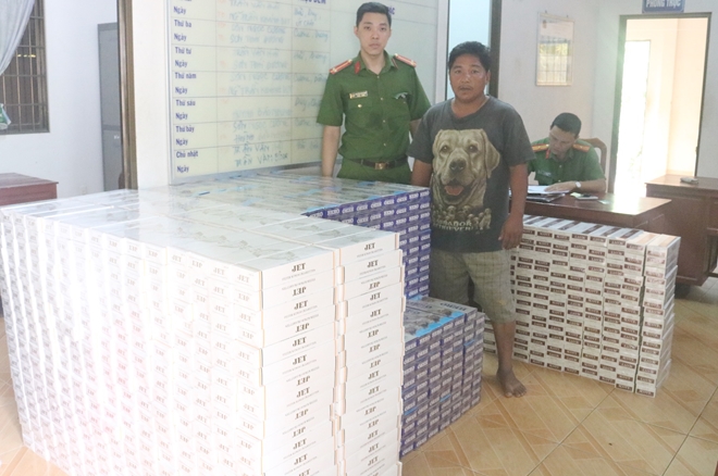 Trà Vinh: Tạm giữ hình sự tài xế xe tải chở thuốc lá lậu