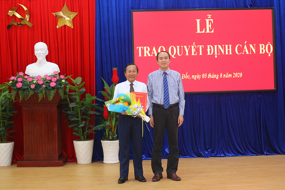 Thành ủy Châu Đốc trao quyết định cán bộ