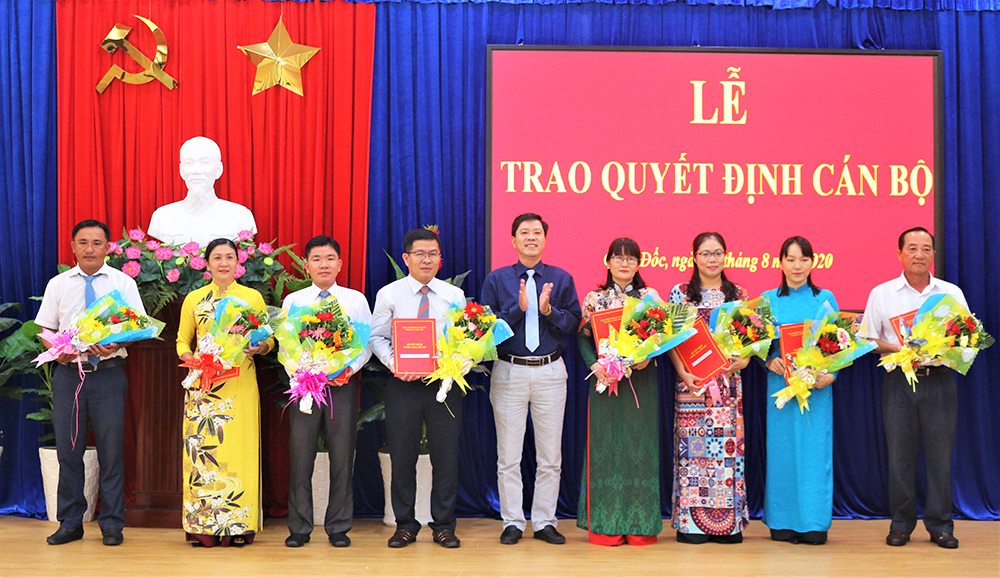 Thành ủy Châu Đốc trao quyết định cán bộ