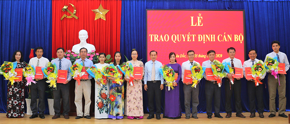 Thành ủy Châu Đốc trao quyết định cán bộ