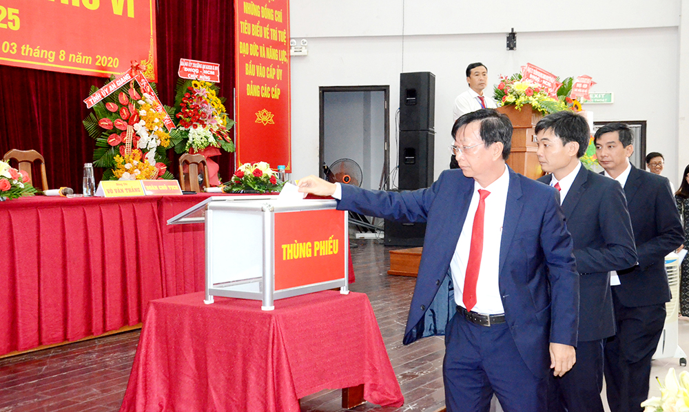 PGS.TS Trần Văn Đạt đắc cử Bí thư Đảng ủy Trường Đại học An Giang