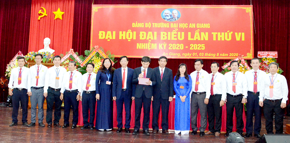 PGS.TS Trần Văn Đạt đắc cử Bí thư Đảng ủy Trường Đại học An Giang