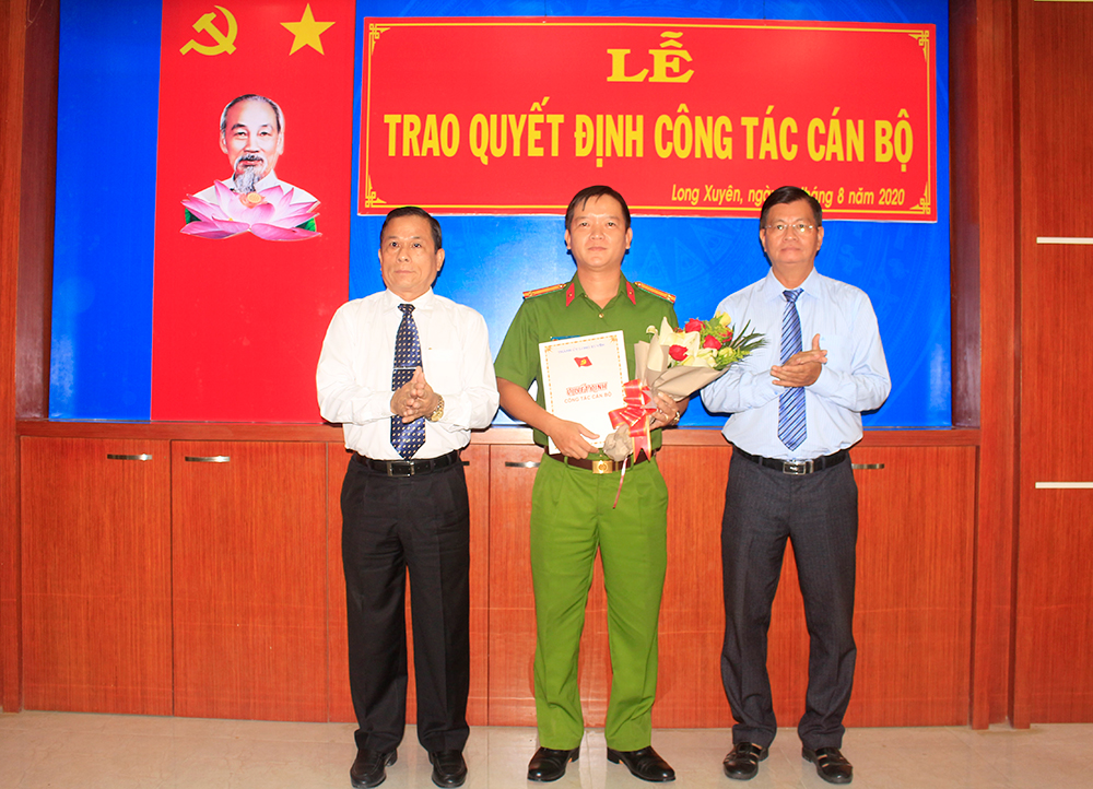 TP. Long Xuyên: Trao quyết định công tác cán bộ