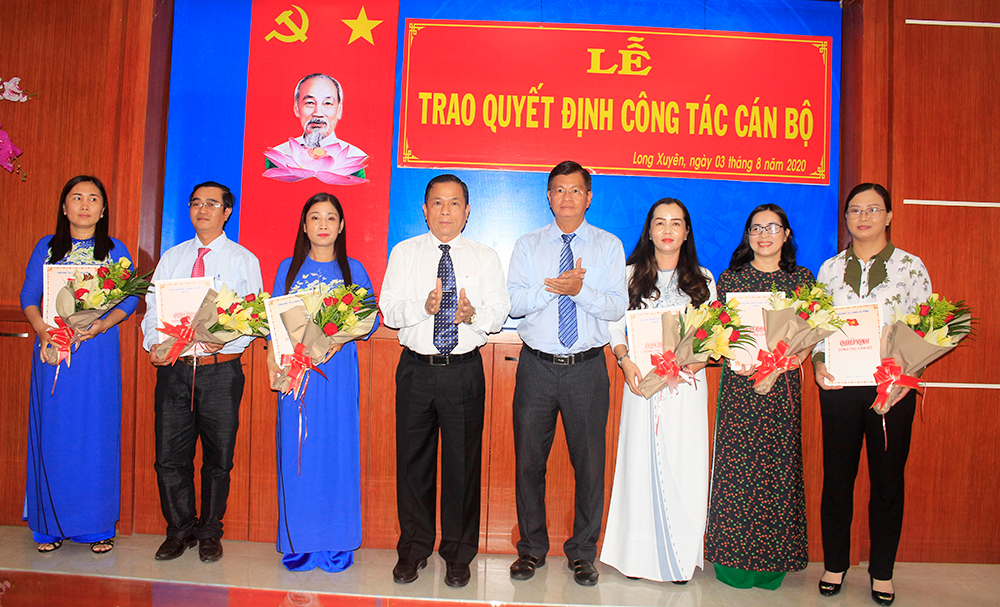 TP. Long Xuyên: Trao quyết định công tác cán bộ