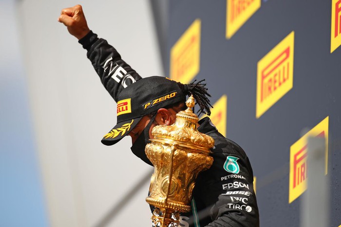 Lewis Hamilton gây sốt với chiến thắng ngoạn mục
