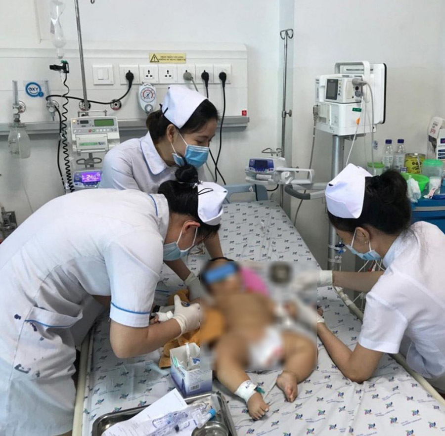 Bé 9 tháng tuổi bị điện giật vì nghịch bóng đèn ở bàn thờ ông địa