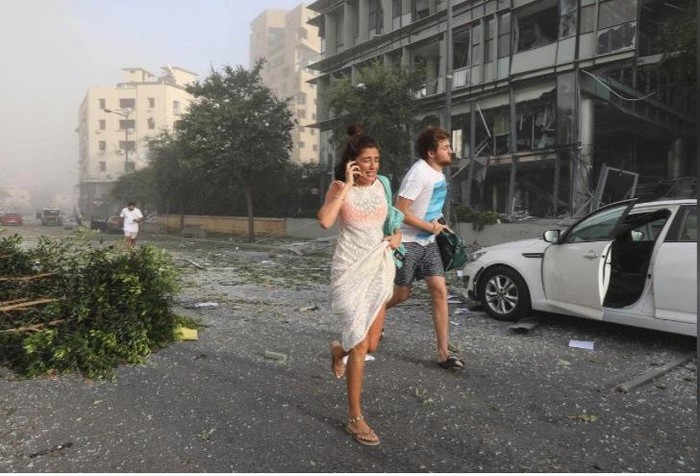Khoảnh khắc vụ nổ và hiện trường tan hoang ở Beirut
