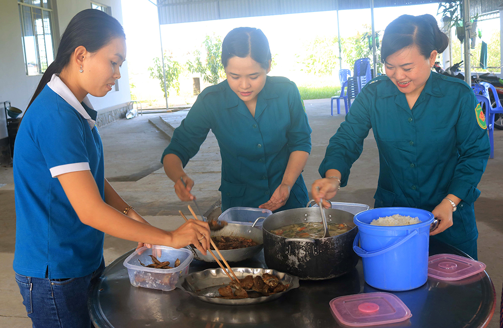 “Bông hồng xanh” nơi biên giới