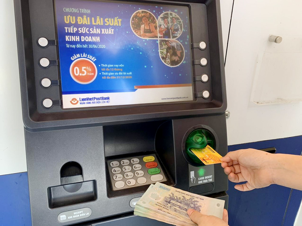 Đẩy mạnh chi trả lương hưu, trợ cấp bảo hiểm xã hội và bảo hiểm thất nghiệp không dùng tiền mặt qua hệ thống ngân hàng