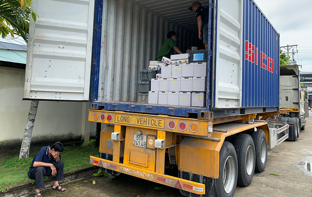 Bắt quả tang xe tải và rơ móc đang chuyển khoảng 28 tấn bình ắc quy không giấy tờ