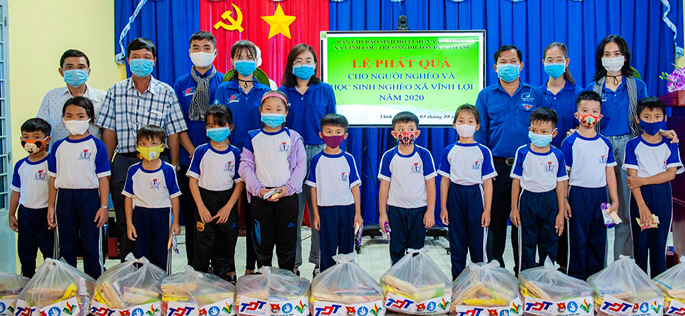 Khai giảng lớp phổ cập bơi và tặng quà cho gia đình chính sách, học sinh nghèo, người nghèo xã Vĩnh Lợi