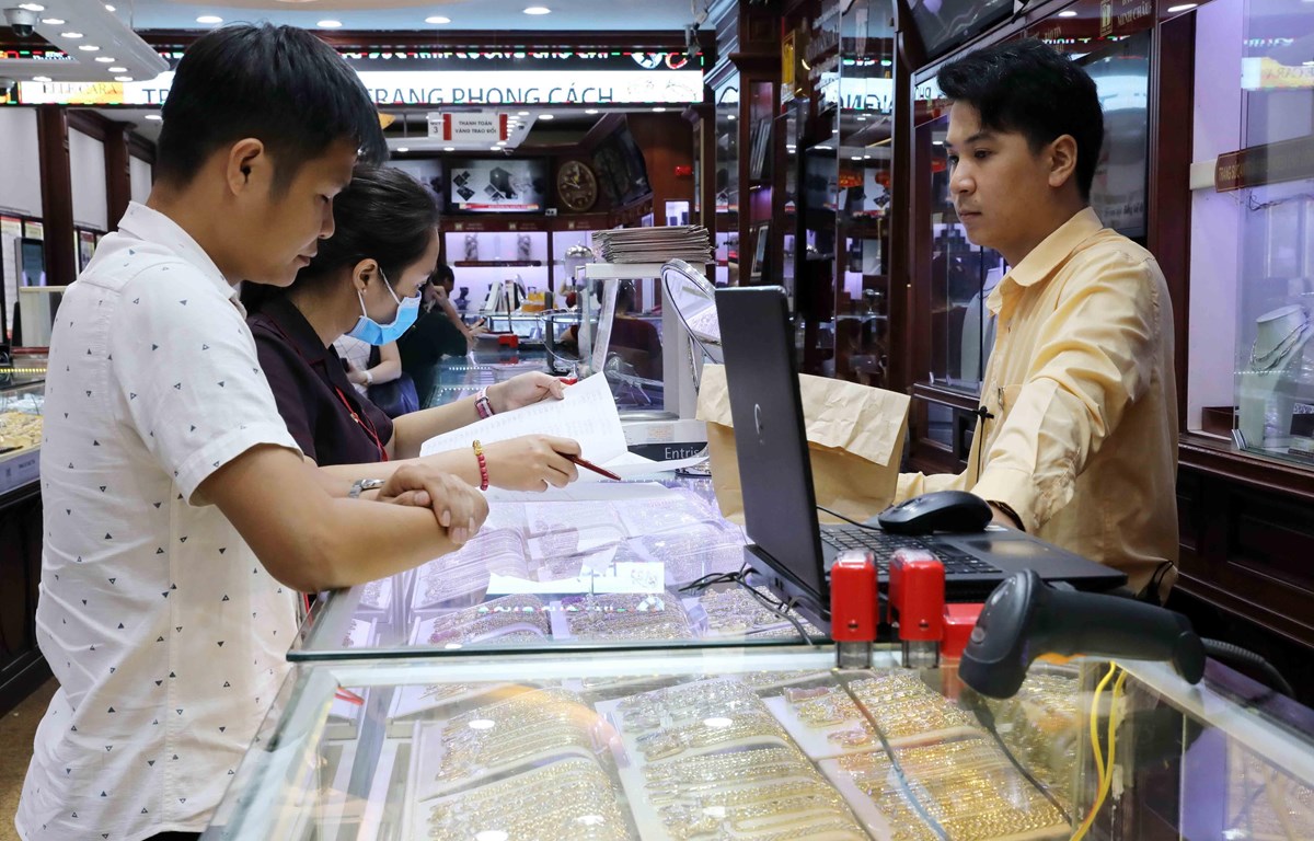 Giá vàng trong nước tăng kỷ lục: Có nên 'tất tay' vào vàng?