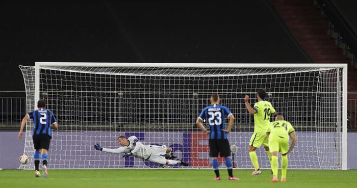 Inter Milan giành chiến thắng trong cuộc đối đầu 'ngựa ô' để vào tứ kết Europa League