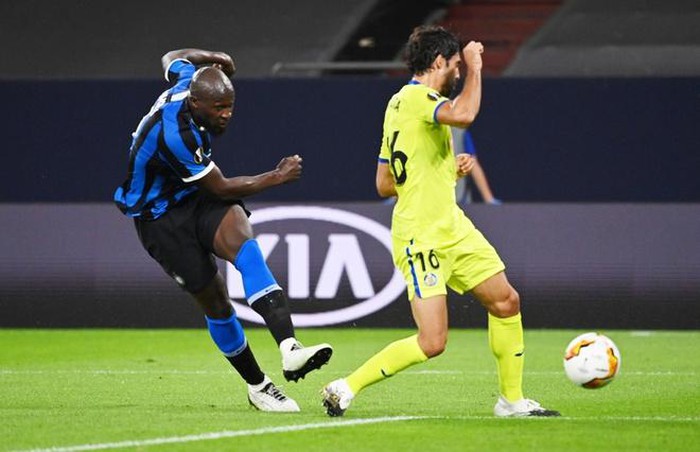 Inter Milan giành chiến thắng trong cuộc đối đầu 'ngựa ô' để vào tứ kết Europa League