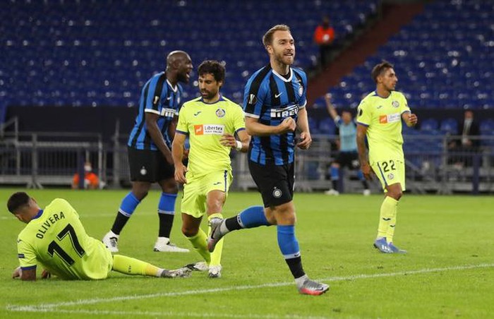 Inter Milan giành chiến thắng trong cuộc đối đầu 'ngựa ô' để vào tứ kết Europa League